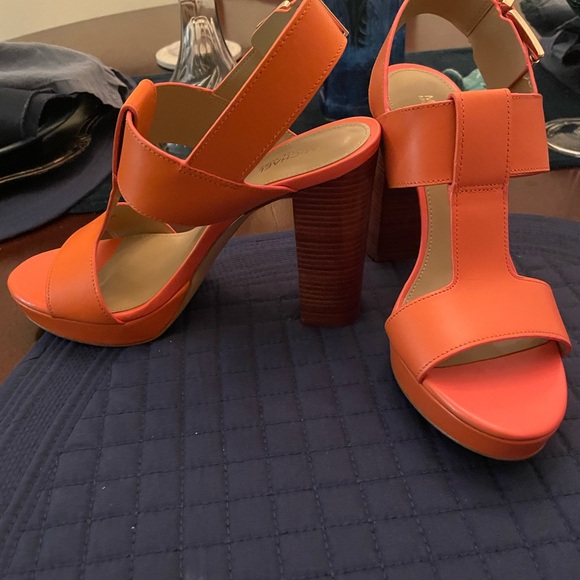 Michael Kors Apricot T Strap Leather Sandals 4” platform - brand new S7 - Picture 3 of 4